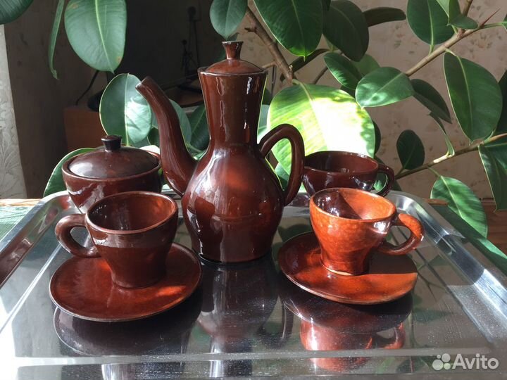 Глиняный кувшин, чашки. блюдца, сахарница, молочни