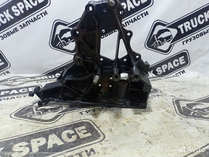 21116689 Кронштейн буксировочный левый Renault T