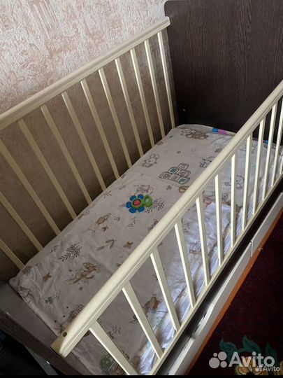 Детская кроватка с маятником и ящиком