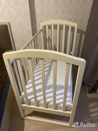 Детская кроватка с поперечным маятником