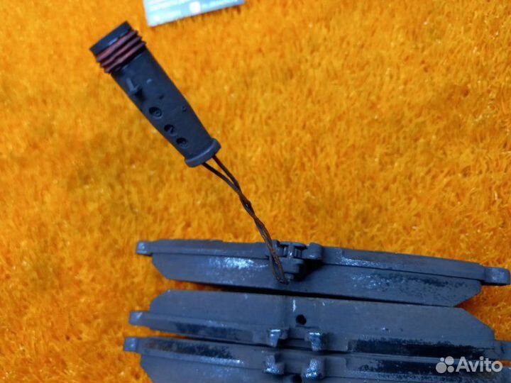 Колодки тормозные передние Mercedes-Benz C-Class