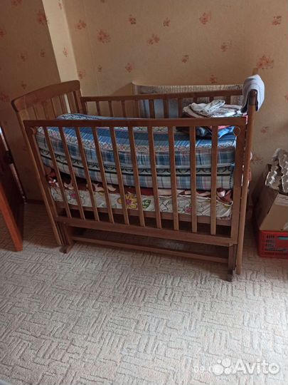 Детская кроватка с поперечным маятником