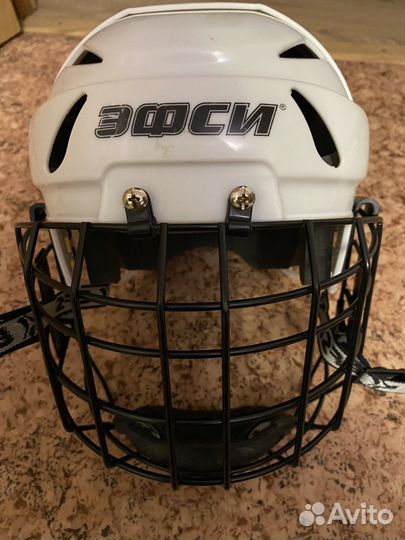 Хоккейный шлем