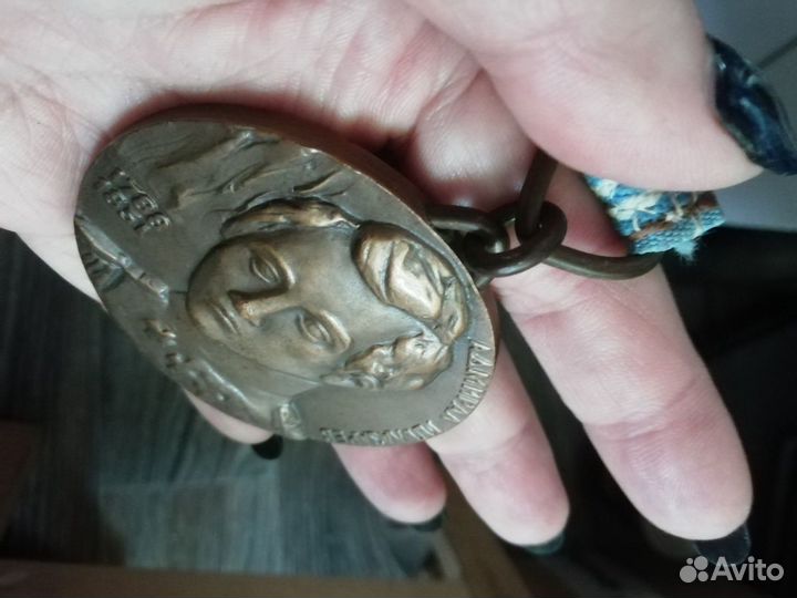 Медали Лазарев и Шишкин