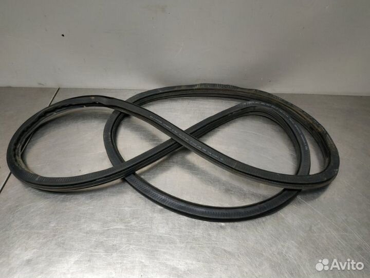 Уплотнитель двери передний правый Volkswagen Polo