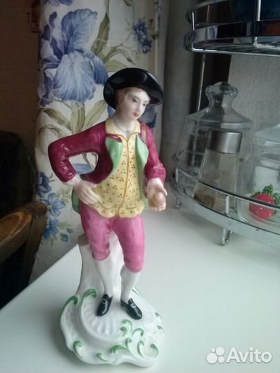 Фарфоровая статуэтка. Джентльмен с яблоком