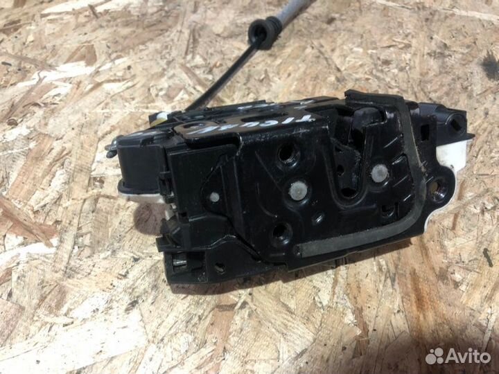 Замок двери передний правый Tiguan Fabia Superb