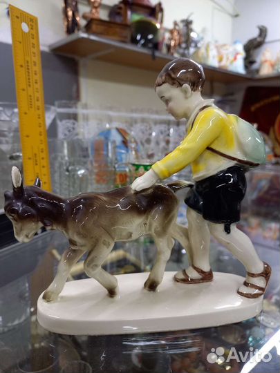 Фарфоровая статуэтка мальчик с козликом германия