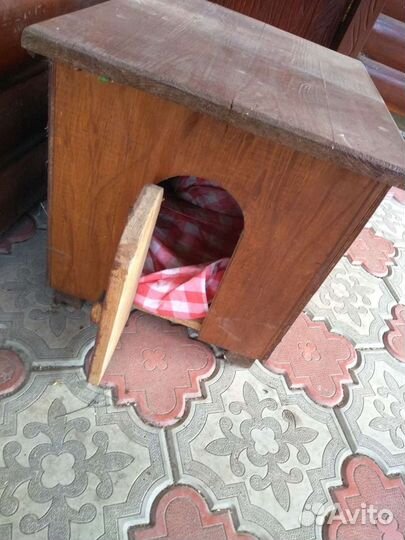 Деревянный домик для кота