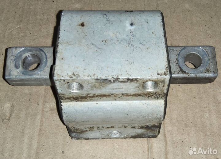 Подушка кпп Mercedes X204 GLK