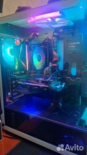 Игровой компьютер с монитором и клавиатурой