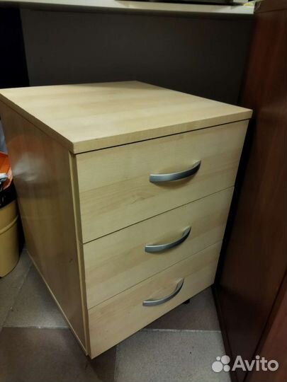 Тумба выкатная с ящиками на колесах