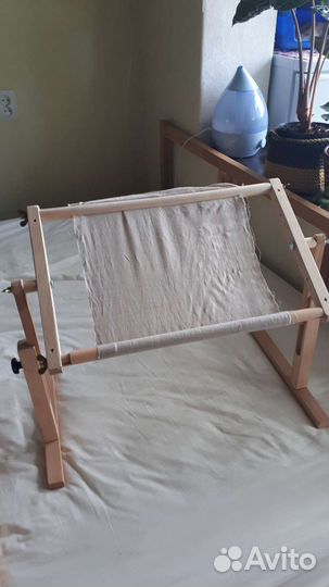 Станок гобеленовый на диване