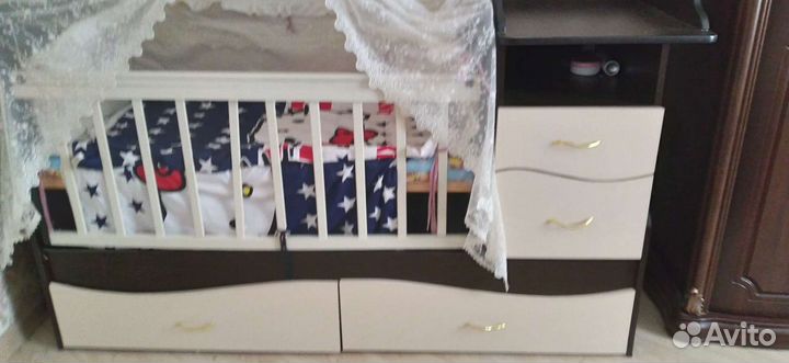 Детская кровать в двумя комплектами в подарок