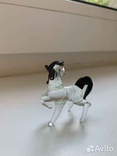 Фигурки из цветного стекла