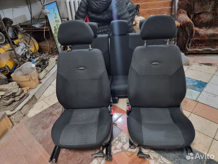 Продам. Комплект сиденьев калина 2 хэтчбек