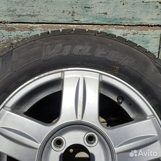 Продам шины с дисками на Рено Логан