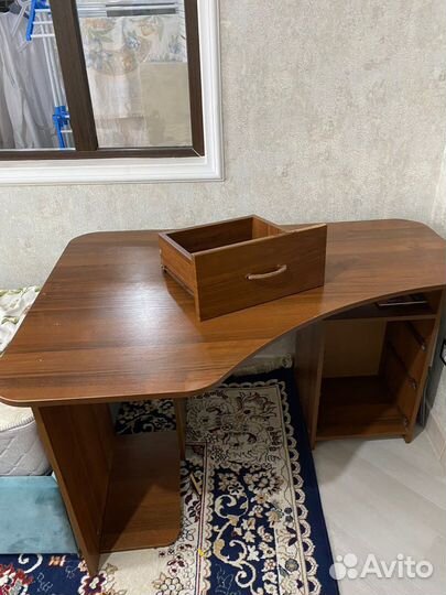 Стол и кресло