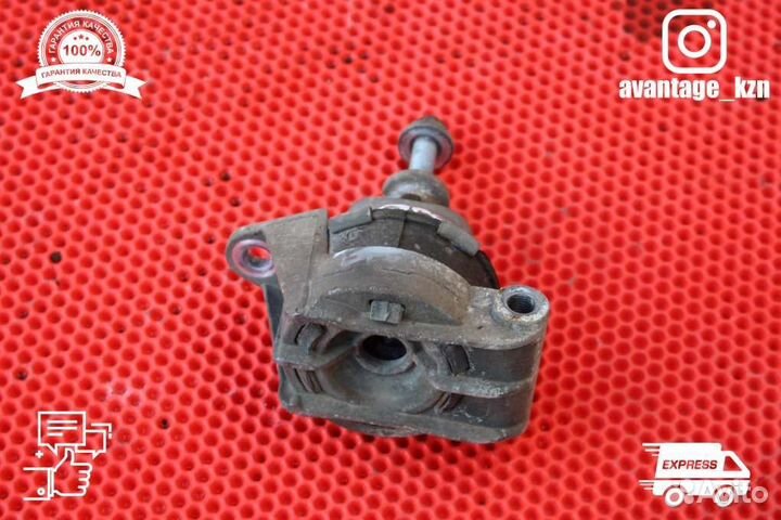 Верхняя правая опора двс Opel Astra H хэтчбек 3