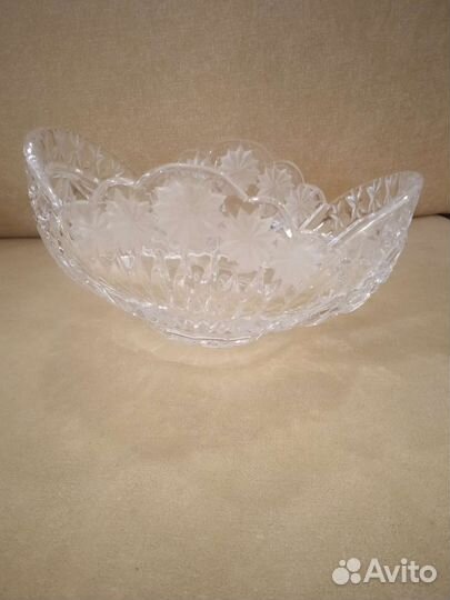 Хрустальная ваза и столовые приборы прошлого века