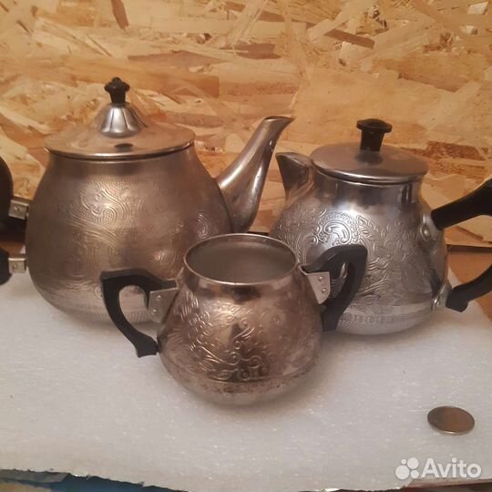 Чайники и подносы