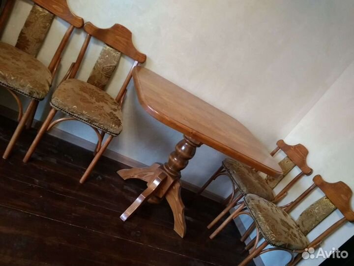 Стол и стулья