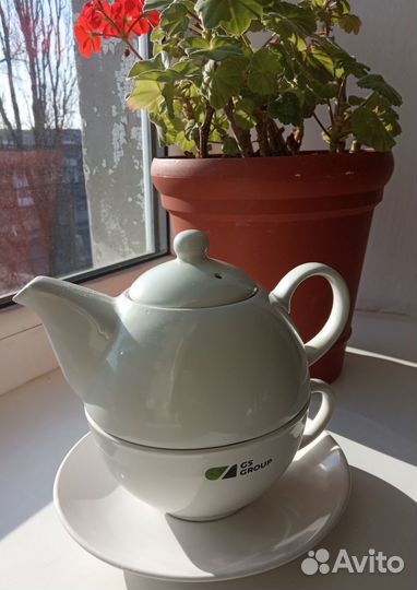 Чайник заварной и чашка фарфоровые 