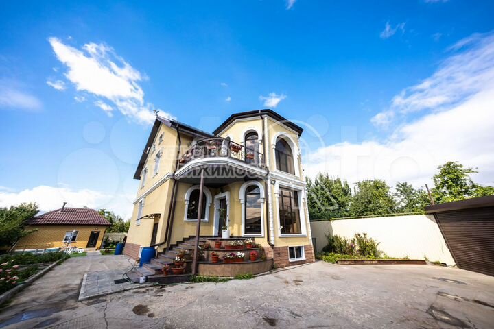 Коттедж 250 м² на участке 14 сот.