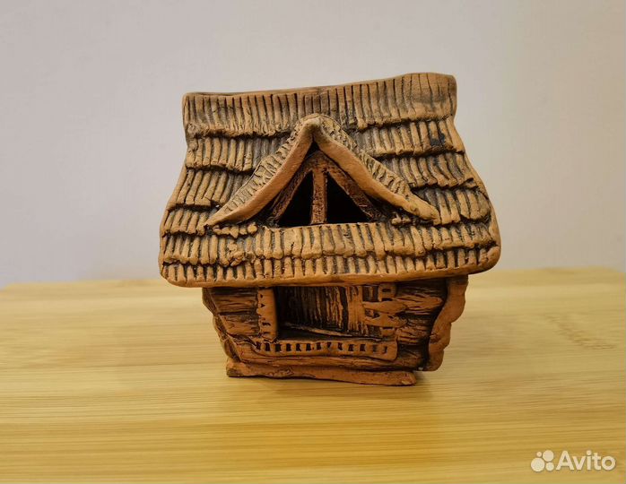 Подсвечник в виде избушки