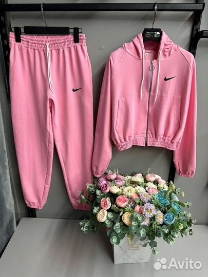 Новый стильный спортивный костюм