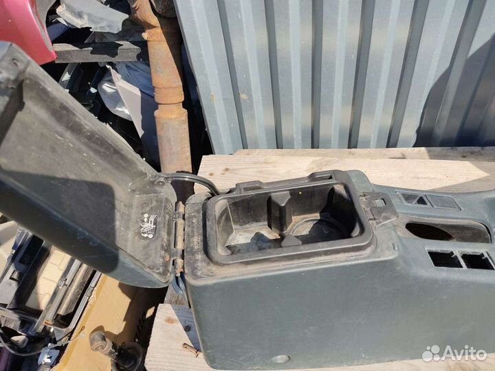 Консоль-подлокотник(борода) ниссан