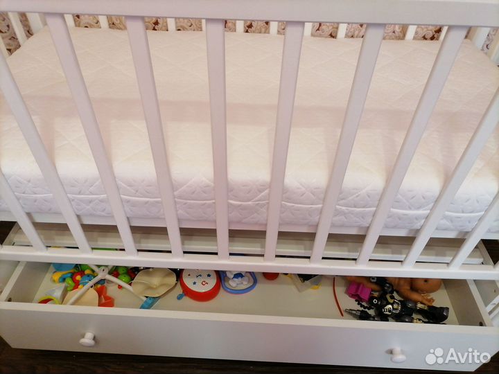 Детская кроватка с ящиком и матрасом