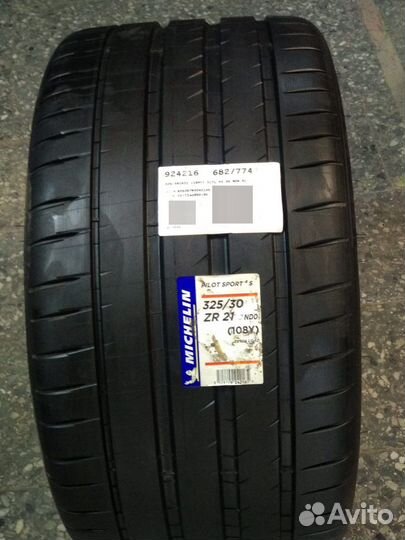 Michelin Pilot Sport 4 S 325/30 R21 и 285/35 R21