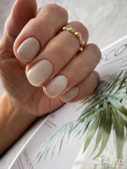 Модель на Маникюр с покрытием гель лак