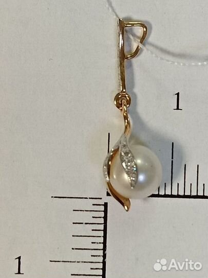Золотая подвеска с камнем