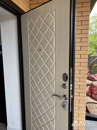 Дверь входная, металлическая