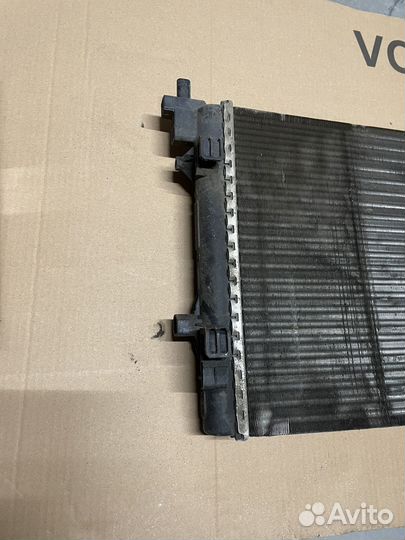 Радиатор охлаждения двигателя Volkswagen Polo