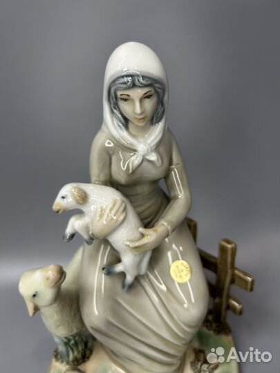 Статуэтка фарфор