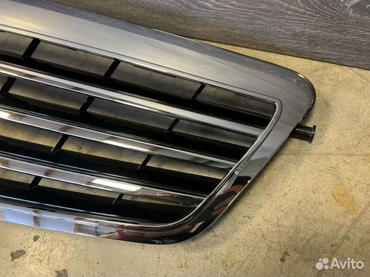 Решетка радиатора передняя Mercedes-Benz E-Class