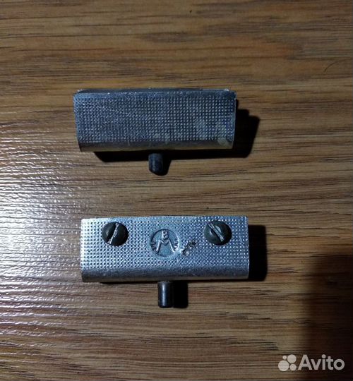 Держатели для стеклянных дверок шкафа