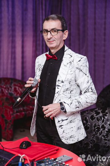 Ведущий музыкант на праздник