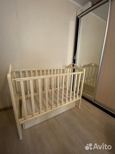 Детская кроватка с маятником и ящиком