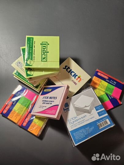 Канцелярия скрепки папки блокноты