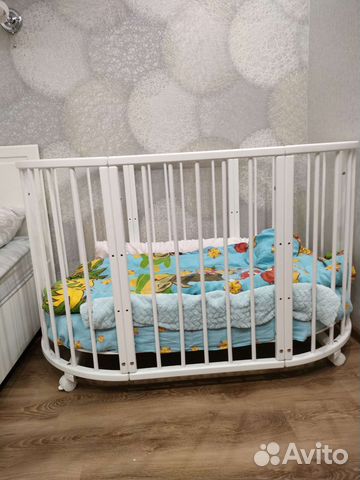 Детская кроватка с маятником