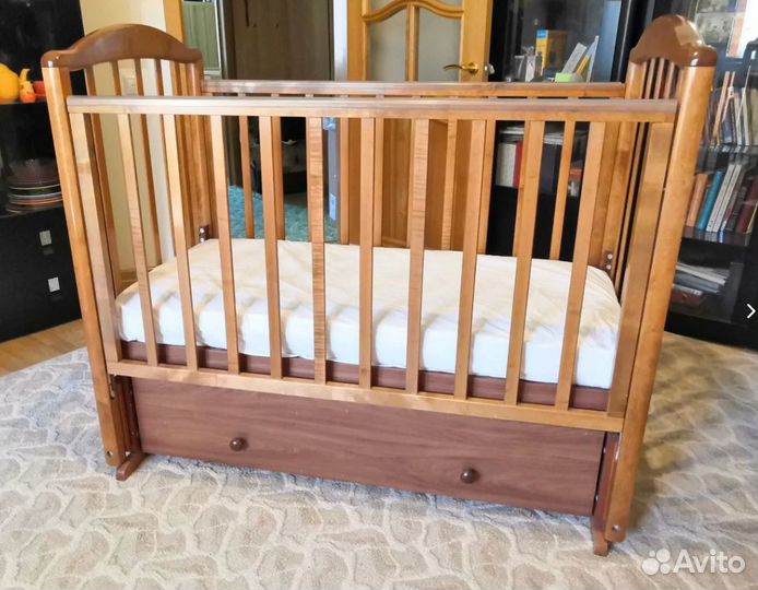 Детская кроватка с маятником и ящиком