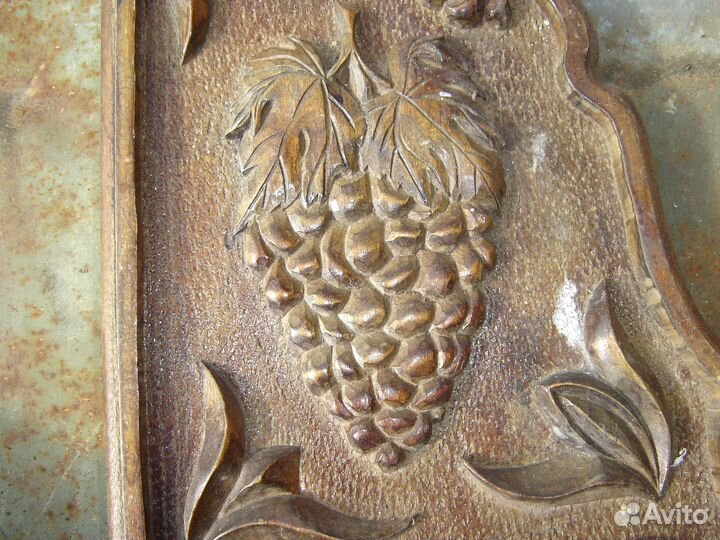 Резное панно из дерева