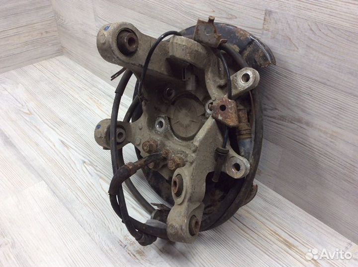 Кулак поворотный задний левый Nissan Teana J32