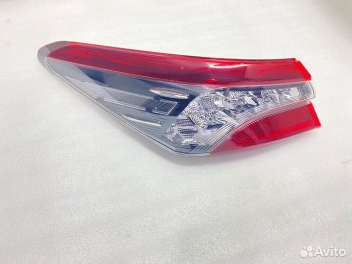 Фонарь наружный задний левый Toyota Camry V70/V75