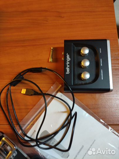 Микрофон плюс звуковая карта Behringer B1