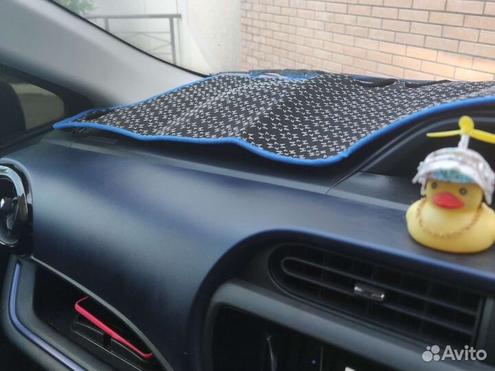 Коврик на торпедо Prius c